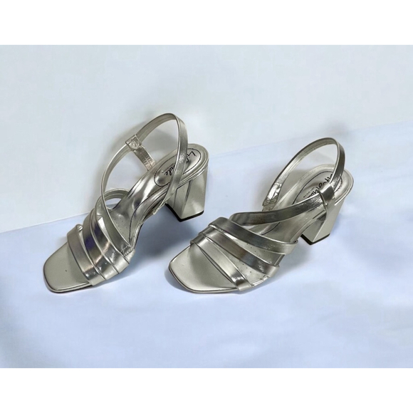 Life Stride Shoes - Size 10 Silver LifeStride Broadway Strappy chunky heel open toe sandals